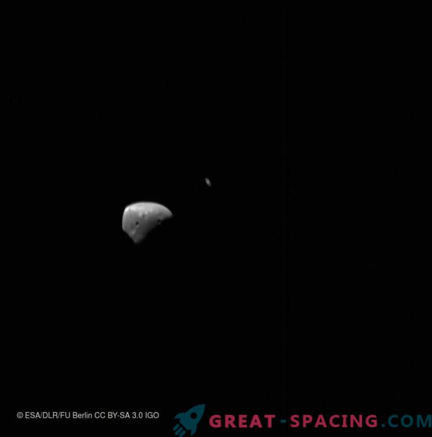 Mars Express bekijkt satellieten tegen de achtergrond van de ringen van Saturnus.