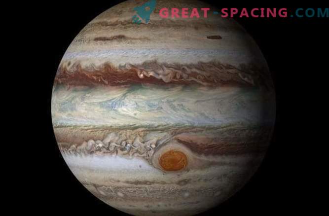 Jupitera mākoņi peld uz amonjaka viļņiem