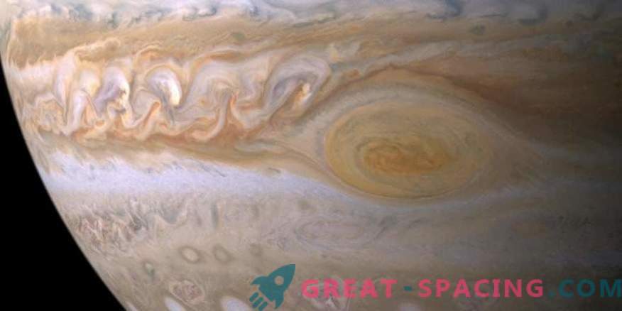 Pārsteidzošas meteoroloģiskās parādības Jupitera Lielajā sarkanajā vietā