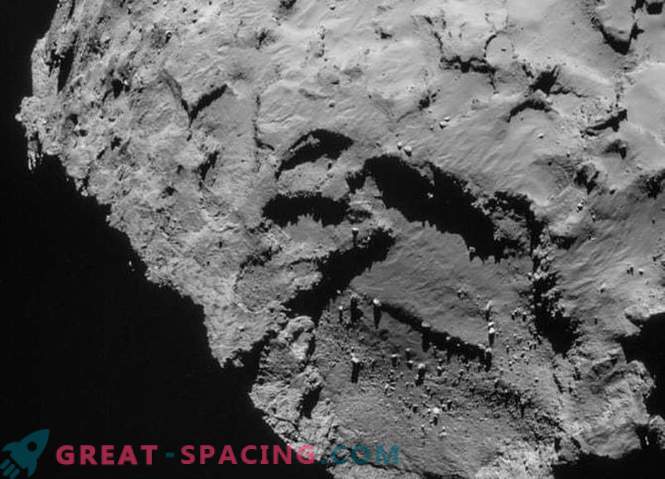 Rosete atklāja akmens piramīdu uz komētas virsmas