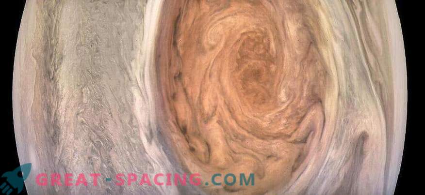 Liels sarkans plankums Juno lēcā