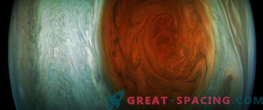 Liels sarkans plankums Juno lēcā