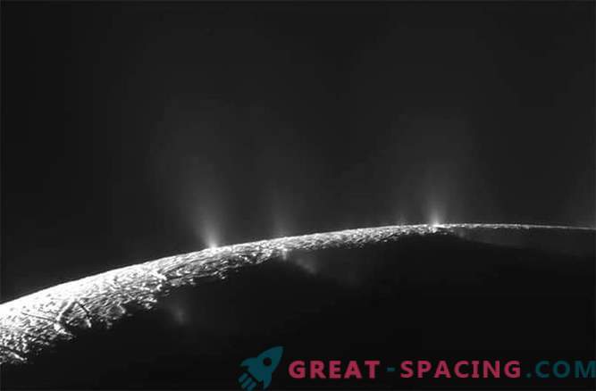 Cassini kosmosa zonde veiks galīgo lidojumu pār diviem Saturnas ledus mēnešiem