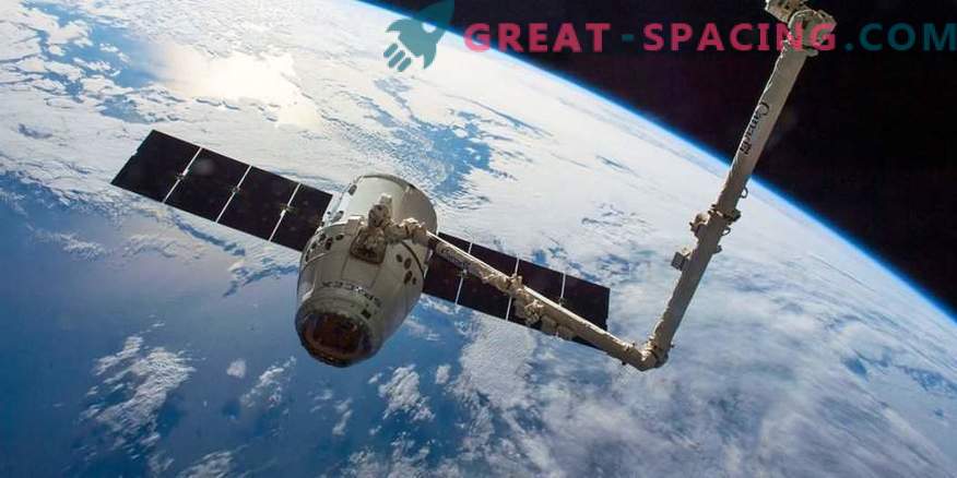 Видео снимање на збогум помеѓу ISS и капсулата Змеј