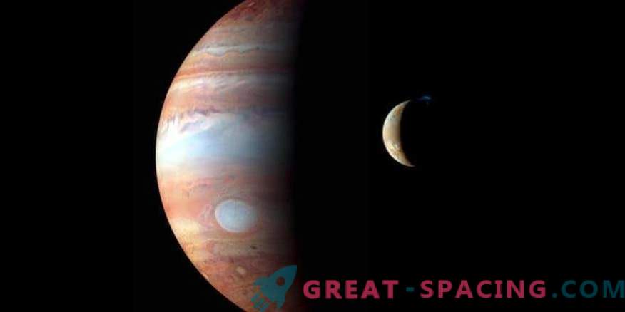 Jupitera pavadoņi atstāj pēdas planētas spožumā