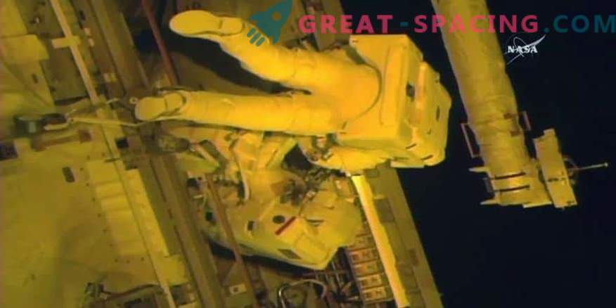 Astronauti tika galā ar barošanas avotu nomaiņu