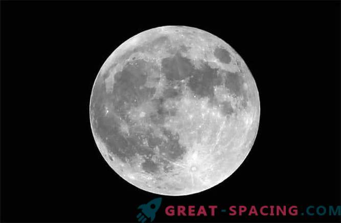 Apdullinošais Asins Mēness skāra pasauli: foto