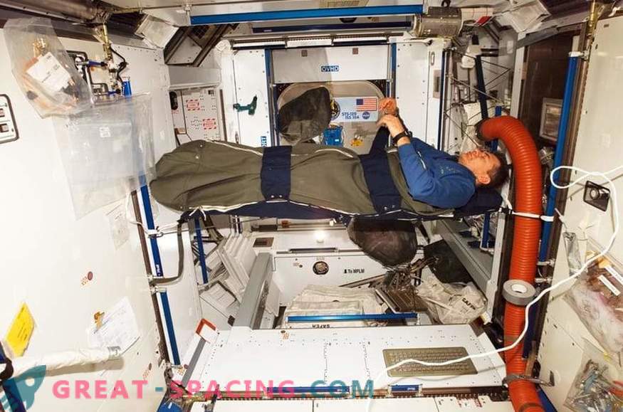 Kā ISS astronauti: ikdienas rutīnas, brīvais laiks, miega un pārtika