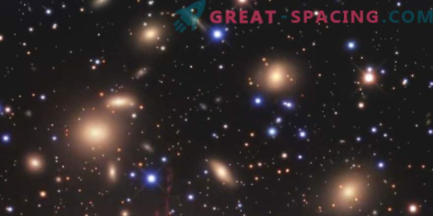 Гравитационо лежиште околу неверојатно густ галактички кластер