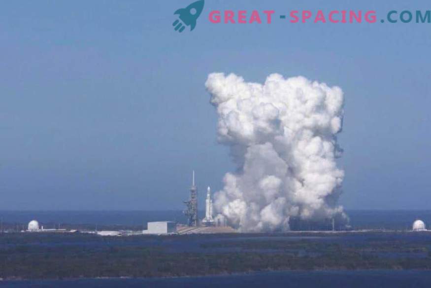 SpaceX testē jaunu lielu raķeti