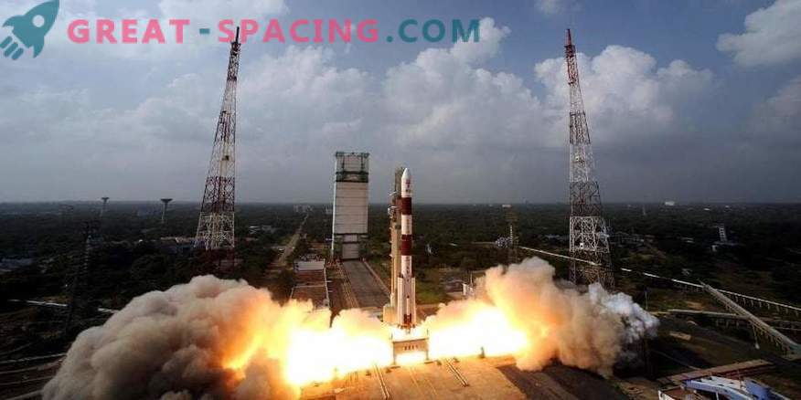 Indija uzsāk raķeti ar desmitiem satelītu