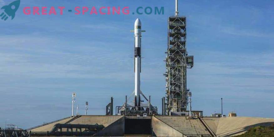 Atjauninātā SpaceX raķete, kas tika uzsākta ar satelītu