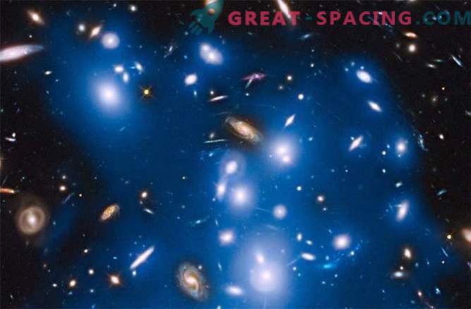 Habla attēlo zilo spīdumu no attālām galaktikām