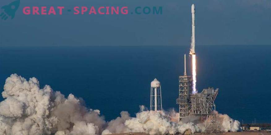 SpaceX cenšas atgriezties vairākās Falcon 9 raķetēs