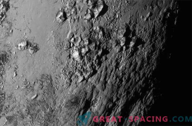 New Horizons: Plutonam ir ledus kalni, Charon ir aktīvs