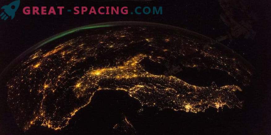 Pārsteidzošs skats no ISS uz nakti Zemi.