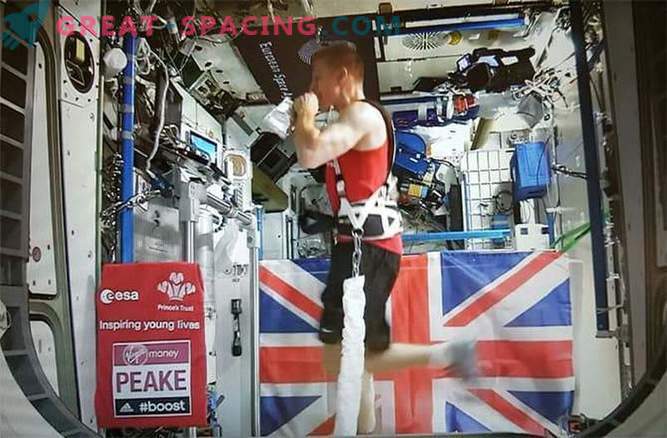 Angļu astronauts skrēja 60 000 jūdzes Londonas maratonā