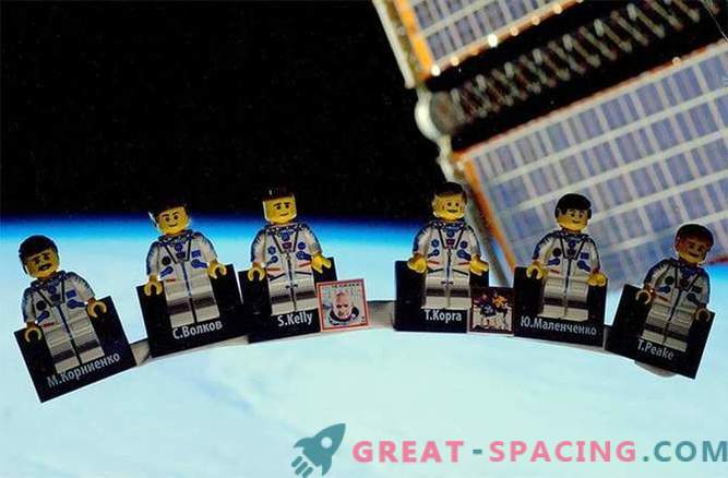 Lielbritānijas astronauts demonstrē LEGO kosmosa staciju brīvajiem braucējiem