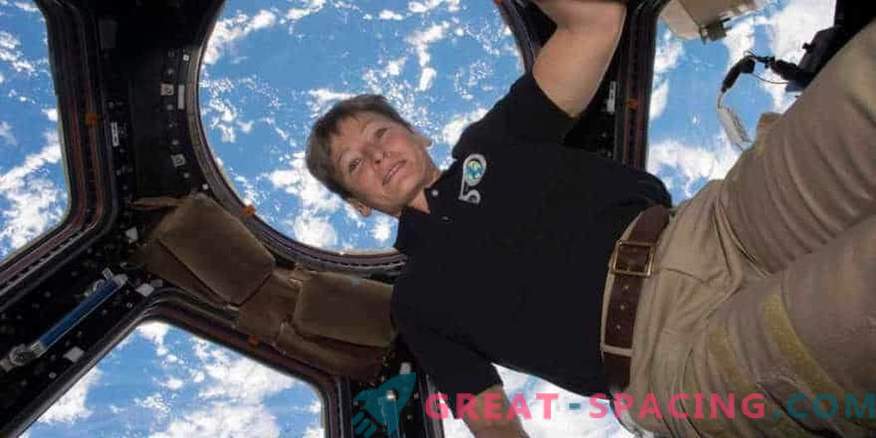 Astronauts Pegijs Vitsons atkāpjas no amata