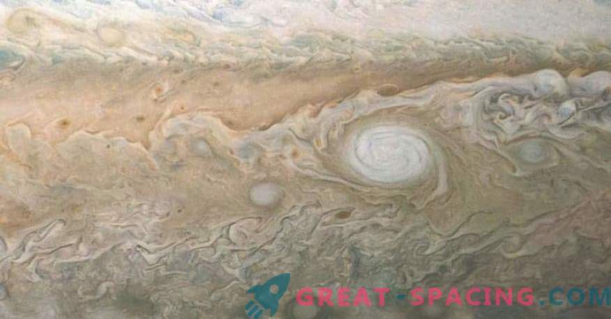 Milzu Jupitera pārsteidzošie atmosfēras modeļi