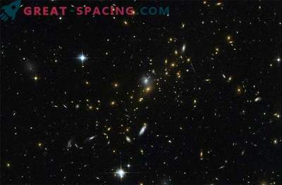Masveida galaktikas klasteris piešķīra Hablajam ļoti tuvu