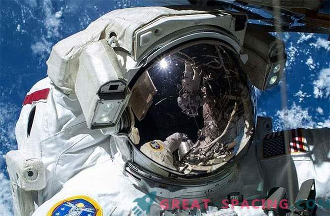 Tika atklāti ūdens noplūdes no astronautu tērpiem
