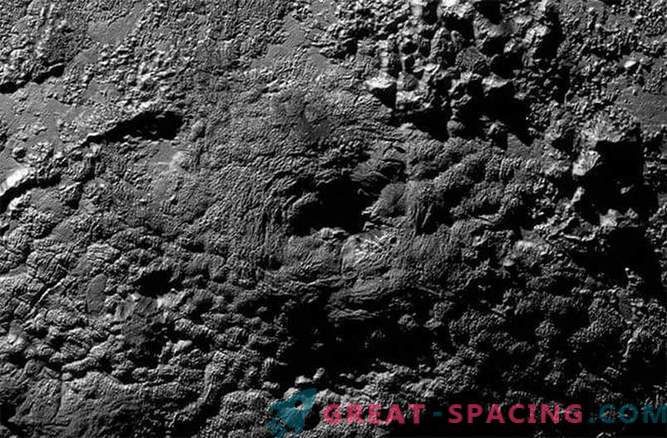 Dīvaini kalni uz Plutona var būt ledus vulkāni