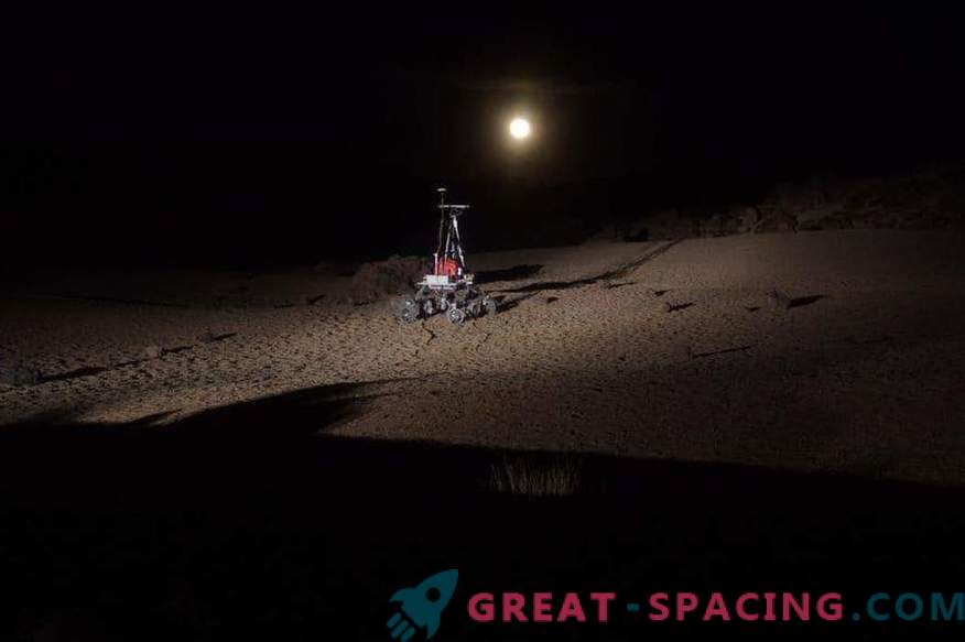 Rover reisen in der Dunkelheit Teneriffas.