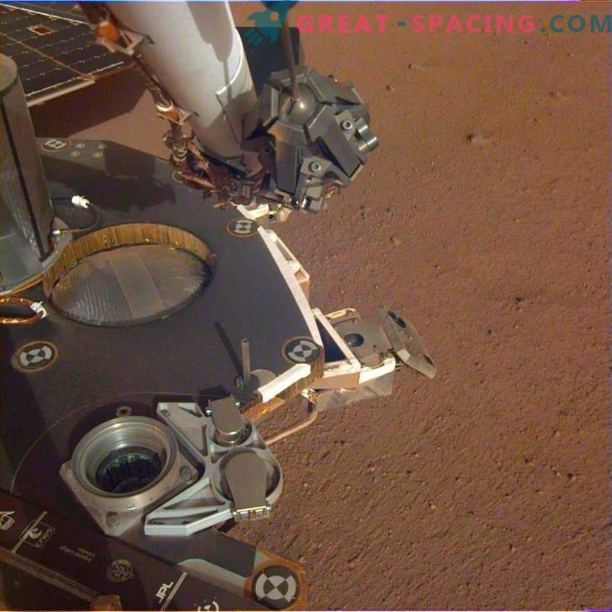 InSight atbrīvo robotu roku! Jauni fotoattēli no Marsa