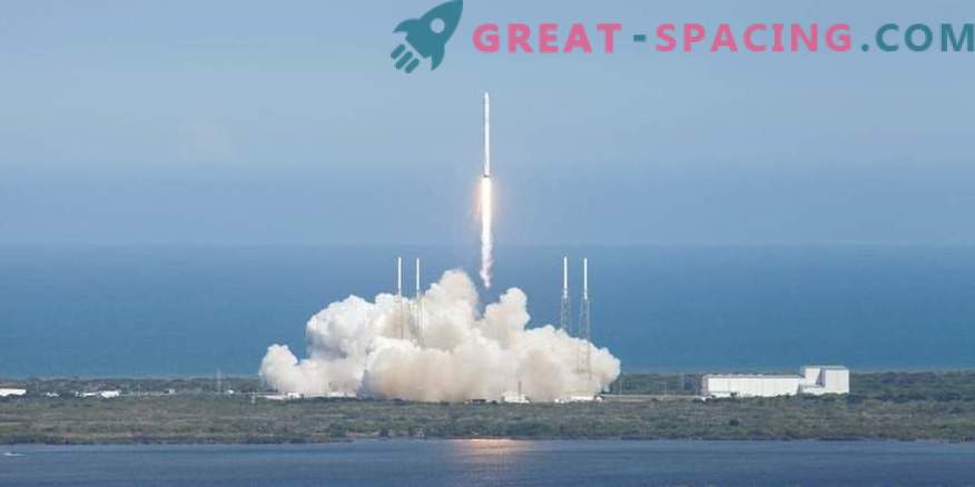 SpaceX atliek tūristu nosūtīšanas uz Mēness orbītu
