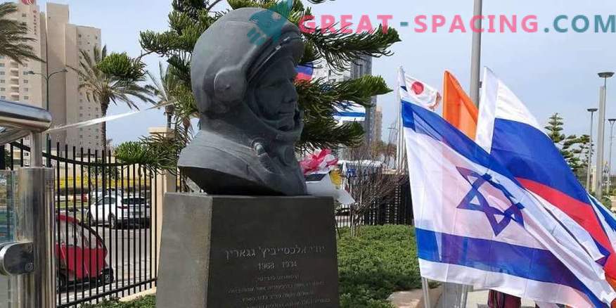 Piemineklis Yuri Gagarinam, kas uzcelts Izraēlā