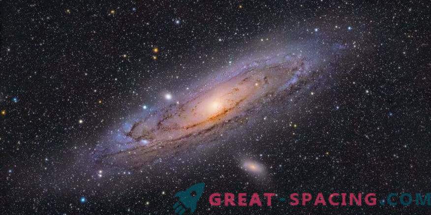 Andromeda galaktika mirgo krāsainās zvaigžņu jūrā