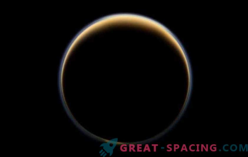 Cassini atklāja metāna ledus kristālus Titāna atmosfērā