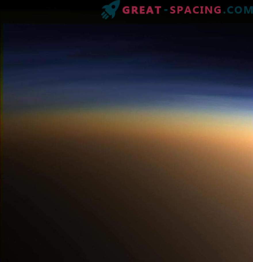 Cassini atklāja metāna ledus kristālus Titāna atmosfērā