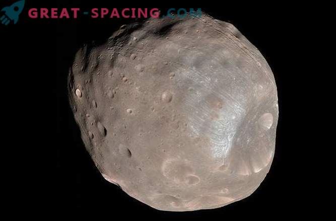 Marsa Phobos satelīts sāk sabrukt