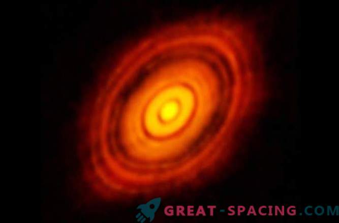Exoplanets, kas atklāti jaunās zvaigznes protoplanētajā diskā