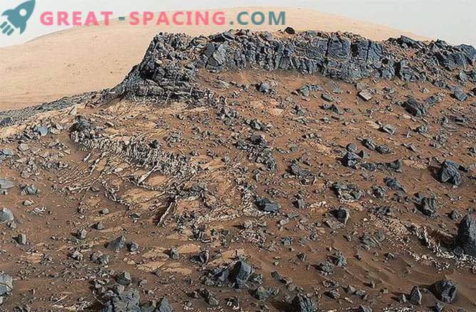 Marsa rover atklāja bagātīgas minerālu nogulsnes iežu plaisās