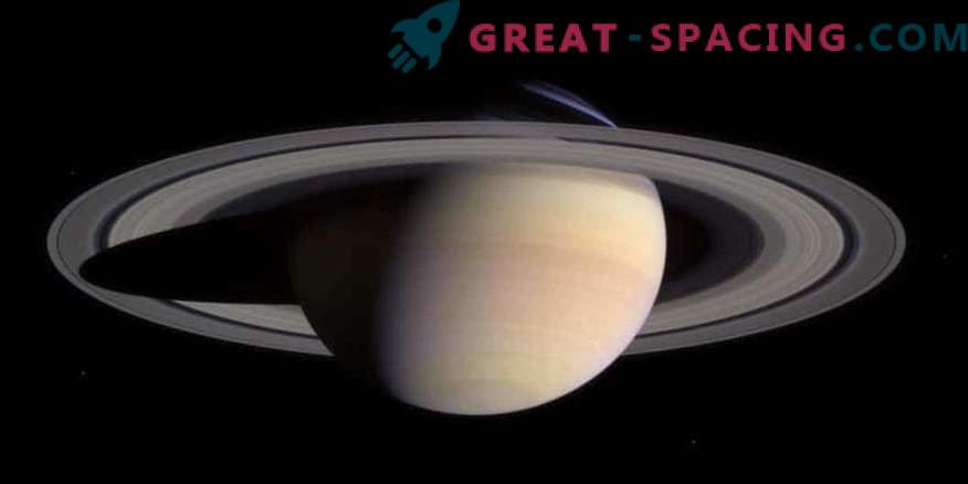 Saturna gredzenos un pavadoņos ūdens atgādina zemi