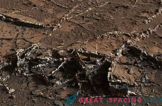 Curiosity Mars Rover atrada minerālvielu pēdas
