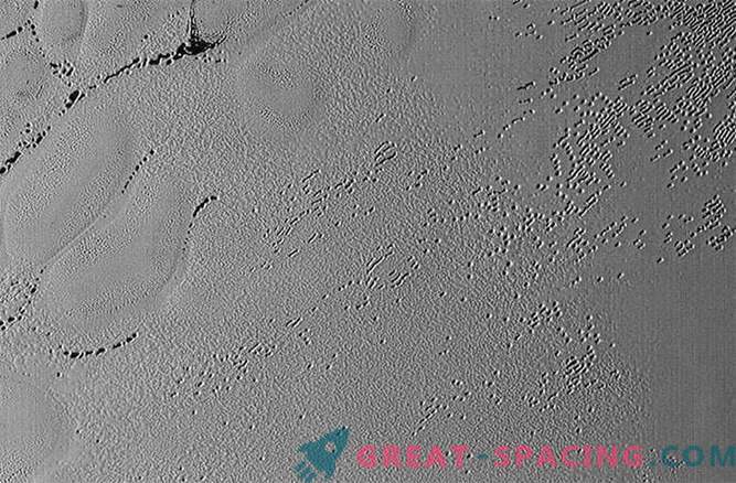 Dīvainas bedres Plutonā atklāj ledus mīklu