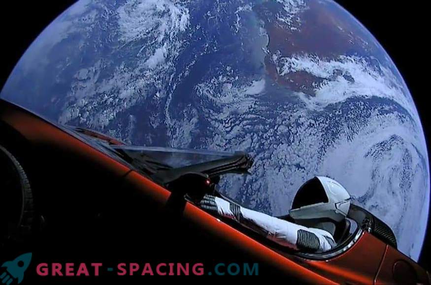 Tesla palaišanas gadadiena un SpaceX manekens