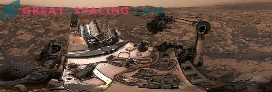 Episkā sevis un Marsa panorāma no putekļainās ziņkārības Rovera