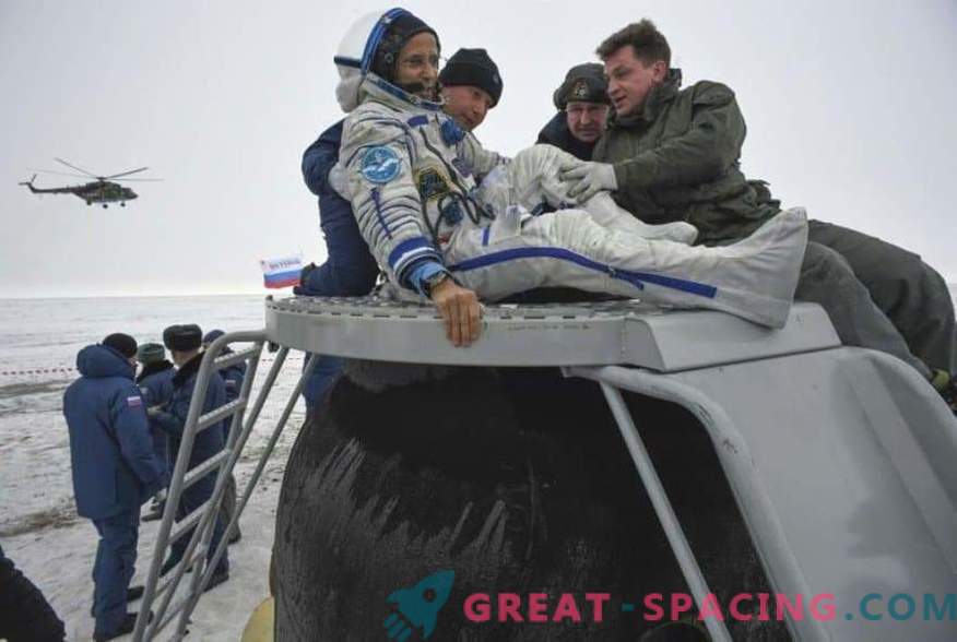 Astronauts un divi astronauti atgriezās no ISS