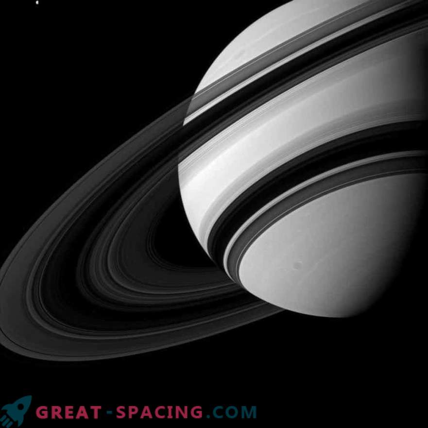 Cassini aparāts nodedzis Saturnas debesīs