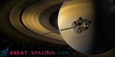 Cassini aparāts nodedzis Saturnas debesīs