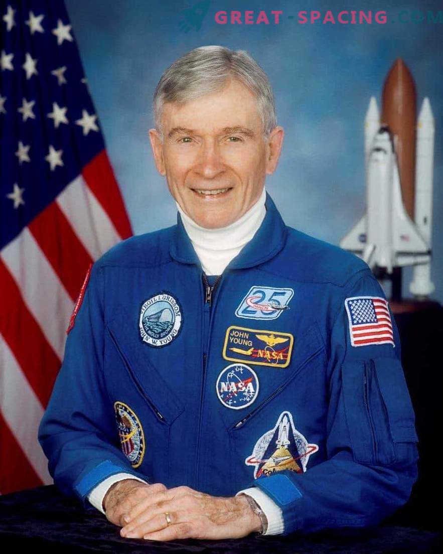 Leģendārais astronauts John Young nomira.