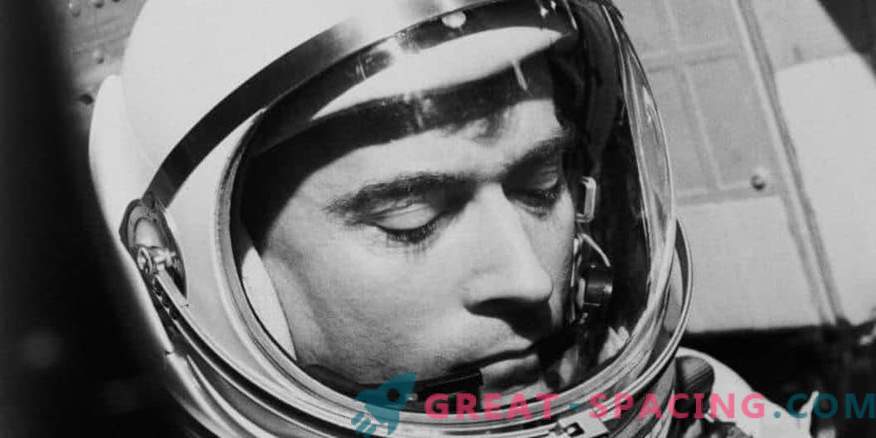 Leģendārais astronauts John Young nomira.