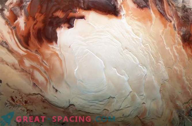 Kosmosa kapučīno: garšīgi cirtas Marsa dienvidu polā