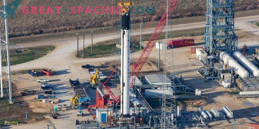 SpaceX atkal aizkavē satelītu vēsturisko uzsākšanu