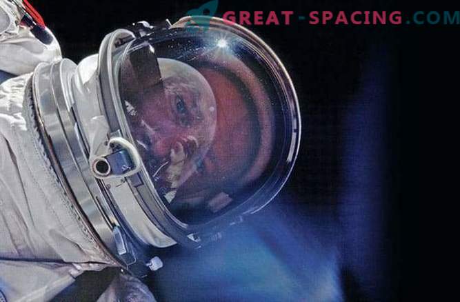 J.L. Pickerings iepazīstināja ar jaunu kosmosa fotogrāfiju grāmatu